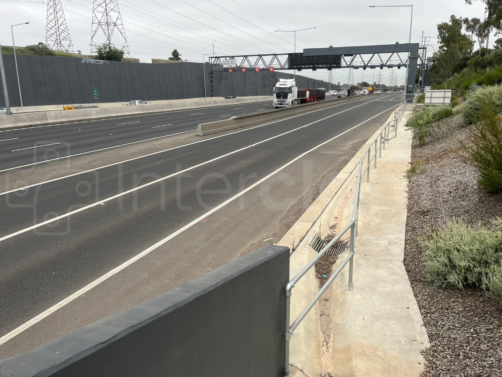 Interclamp key clamp double rail guardrail installed on a highway